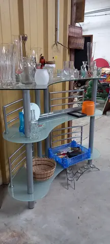 bar en verre et métal