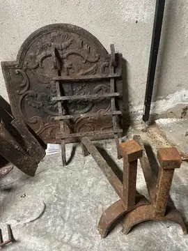 plaque cheminée + chenets + grille