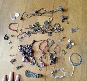 Ensemble de bijoux isolés ou défectueux