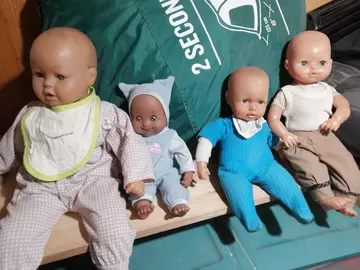 Poupées et parc pour poupées