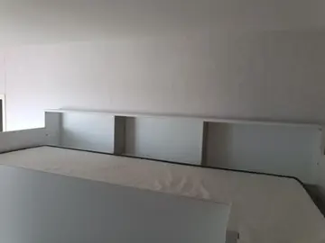 lit mezzanine combiné bureau, penderie et étagère avec un rideau