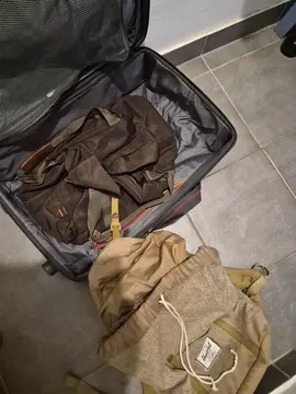 une valise Samsonite souple deux roues, un sac de voyage bensimon et un sac à dos herschel