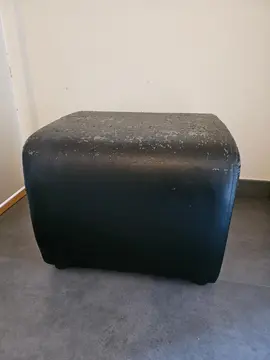 Repose-pieds/Pouf en skaï à rénover