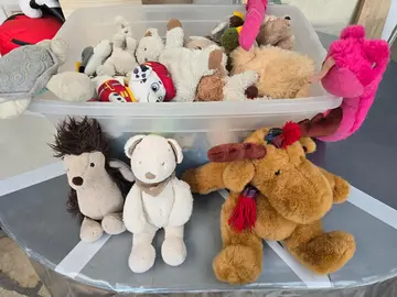 34 peluches variées