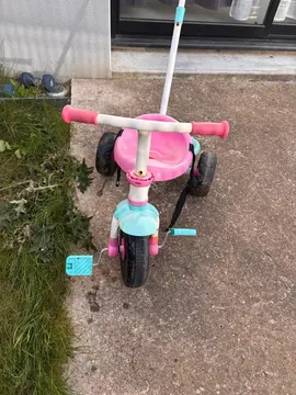 tricycle à donner, avec un bon coup de nettoyage c’est reparti.