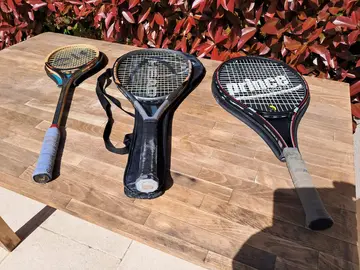 donne raquette squash et tennis tres bon etat grippe a changer.