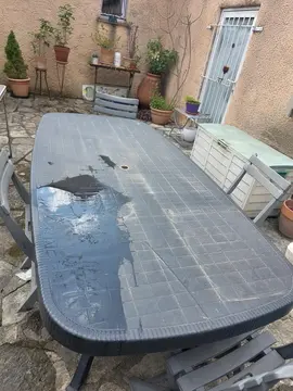 donne table de jardin avec chaises