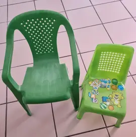 Deux petites chaises d'enfant