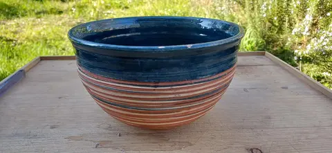 Joli saladier céramique bleu et rayé à l'extérieur