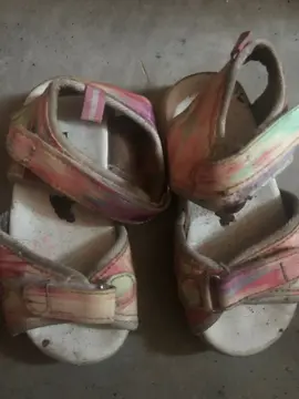 sandales p26 rose à nettoyer elle était dans la cave