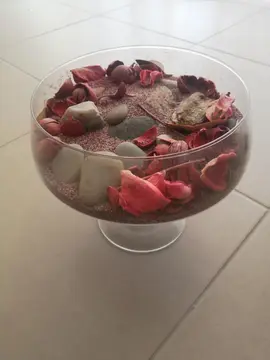 coupelle en verre sur pied avec décoration