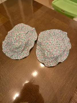 2 chapeaux à fleurs bébé fille 12-18 mois