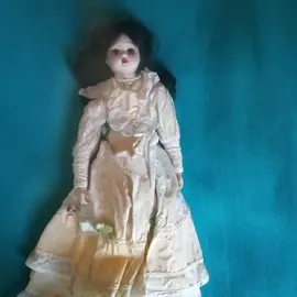 poupée de collection en l etat bon