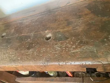 Donne établi en bois