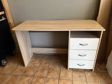 Bureau à donner – bon état, sobre et pratique