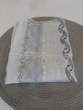 Petit rideau 0,66 X 0,47.