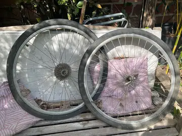 2 roues 28’´ avant arrière avec pneus ville