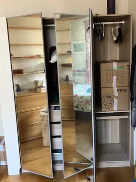 Grande armoire IKEA avec portes miroirs