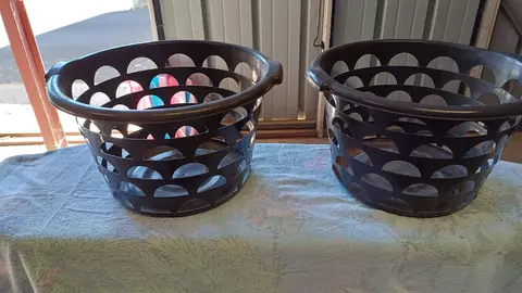 2 corbeilles plastique