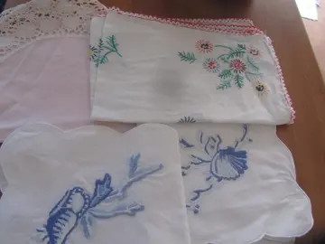 2 napperons brodés bleus et 1 napperon fleuri