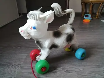 Jouet vache en plastique à roulettes