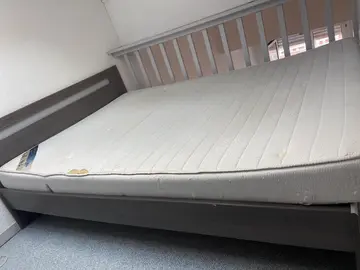 Lit 140x190 avec sommier + matelas – à donner