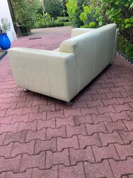 Canapé fixe en cuir beige crème 1,73x0,90 cm . Profondeur assise 0,60cm. En bon état d’utilisation