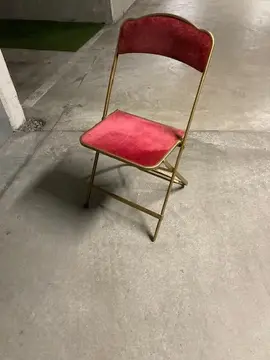 4 chaises pliantes, métal doré et velours rouge. Des patins à remplacer si utilisation sur parquet