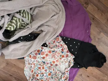 une montagne de vêtement femme en 38