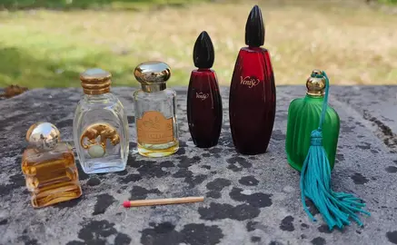 lot de petits flacons de parfum vides