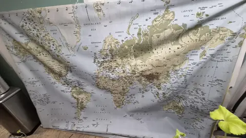 Donne grande carte du monde en tissu - type école