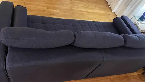 Canapé convertible 3/4 places très confortable, très bon état avec coffre de rangement