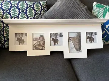 Etagère blanche avec photos