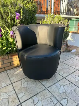 fauteuil club noir en similicuir donné en l’état