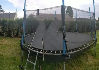trampoline a remettre en état (filet abîmé et ressorts manquants
