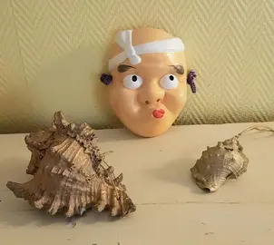 Donne petit masque + 2 coquillages déco dorés, en résine, a suspendre ou à poser