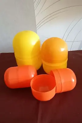 4 Contenants en plastique (façon oeuf géant Kinder) et 4 plus petits