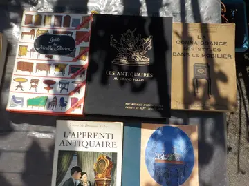 lot de livres sur les meubles et les antiquaires
