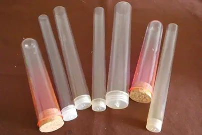 Tubes plastiques avec bouchon diamètre 1cm