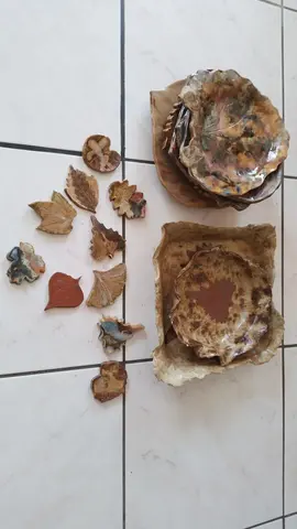 Assiettes et plats émaillés