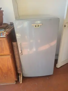 Armoire (ancien frigo vintage reconverti en armoire)