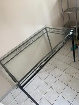 donne table salle à manger et 4 chaises dessus en verre état d usage taille 0.90*1.2