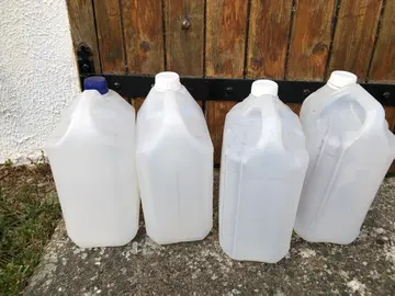 bidons vides en plastique