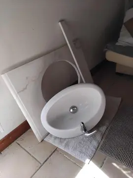lavabo avec support marbre du Portugal et WC