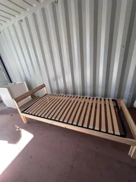 lit en bois avec sommier