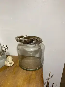 pot en verre et metal