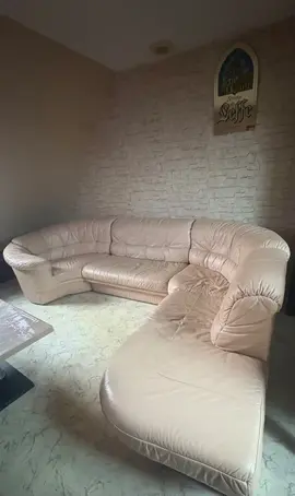 Grand canapé en cuir beige panoramique