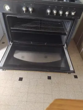 cuisinière Sauter à gaz cinq feux avec four électrique .