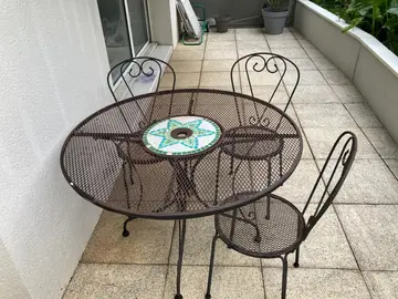 table en métal + 3 chaises
