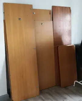 Armoire en bois déjà démontée